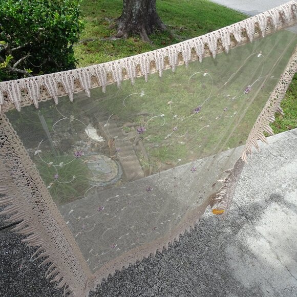 Stunning Sheer Square table topper with lace edging - Picture 5 of 8